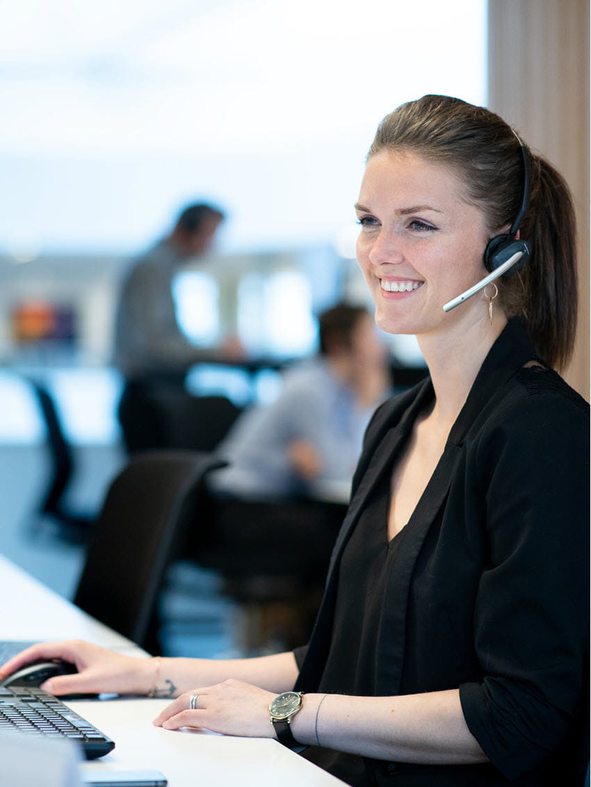 戴着耳机看电脑屏幕的男性上班族